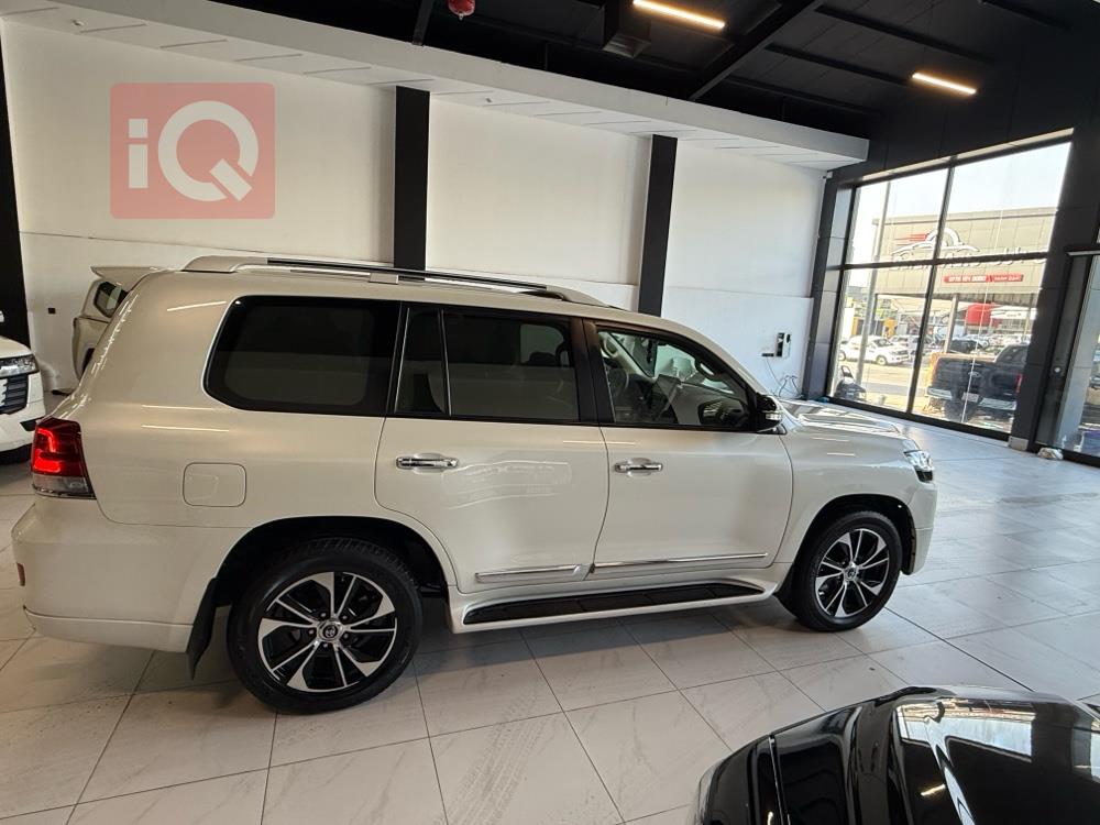 تۆیۆتا لاند کروزەر